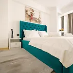 The Queens Infinity Pool&spa Mamaia Nord *