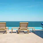 The Queens Infinity Pool&spa Mamaia Nord