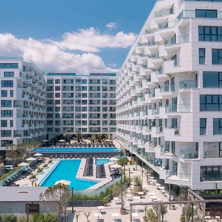 The Queen Infinity Pool&spa Mamaia Nord *