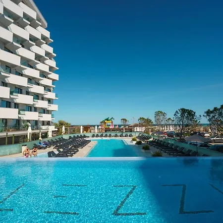The Queen Infinity Pool&spa Mamaia Nord