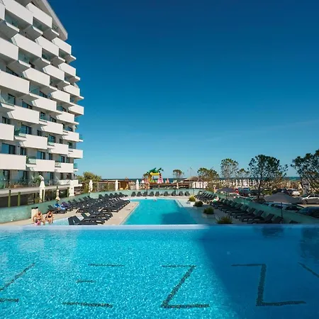 The Queens Infinity Pool&spa Mamaia Nord
