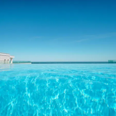 The Queen Infinity Pool&spa Mamaia Nord