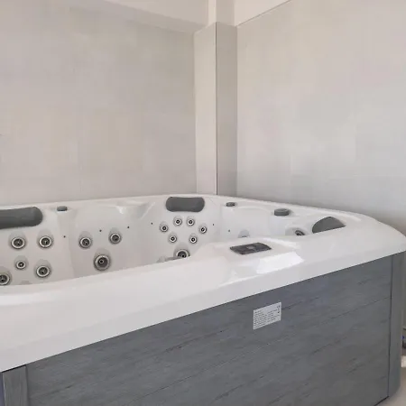 The Queen Infinity Pool&spa Mamaia Nord Navodari